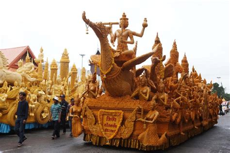 Khao Phansa: A Symphony of Buddhist Ritual and Thai Identity!